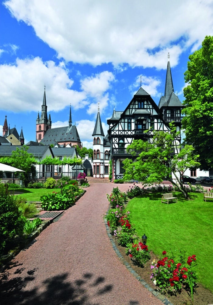 FairChoice - Historisches Gutshaus Weingut Robert Weil © Peter Quirin