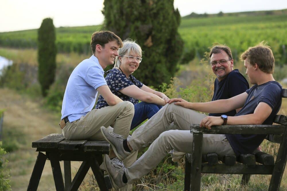 FairChoice - Weingut Wohlgemuth Schnürr Familie auf Bank
